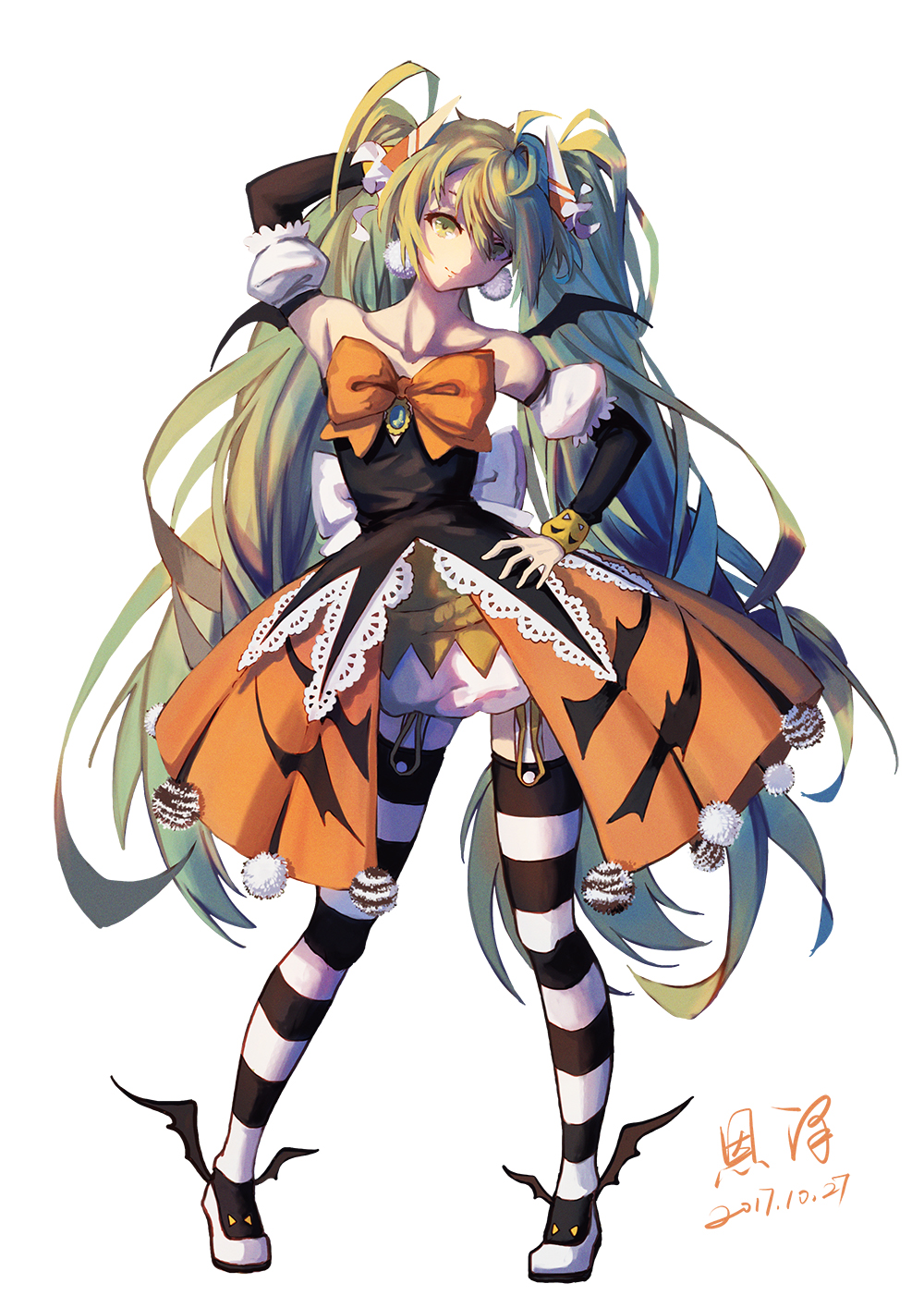 1girl alternate_costume bare_shoulders bat_wings bow brooch closed_mouth collarbone commentary dated detached_sleeves full_body garter_straps green_eyes green_hair hair_ornament halloween hand_on_head hand_on_hip hatsune_miku highres jewelry long_hair long_sleeves looking_at_viewer orange_bow orange_skirt pom_pom_(clothes) pose puffy_short_sleeves puffy_sleeves short_sleeves signature simple_background skirt smile solo standing strapless striped striped_legwear thigh-highs twintails very_long_hair vocaloid white_background wings xiaobanbei_milk