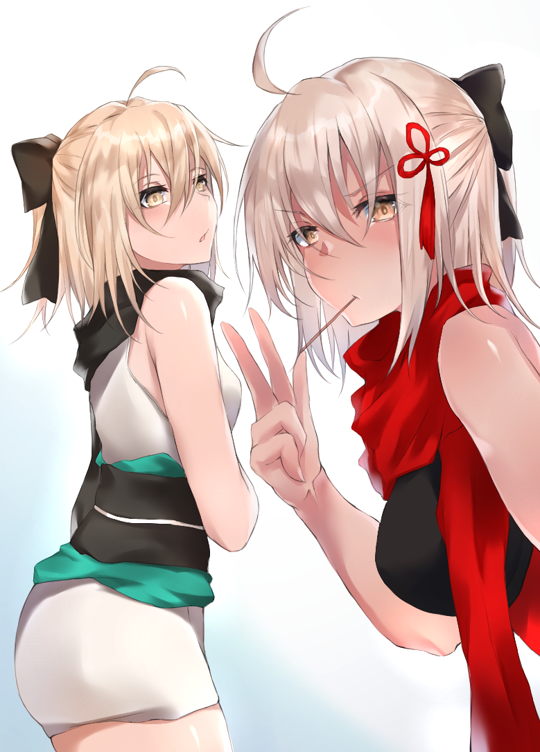 2girls ahoge bangs bare_arms bare_shoulders black_bow black_kimono black_scarf blonde_hair blue_background blush bow brown_eyes brown_hair commentary_request dark_skin eyebrows_visible_through_hair fate/grand_order fate_(series) gradient gradient_background hair_between_eyes hair_bow hair_ornament hand_up japanese_clothes kimono koha-ace mouth_hold multiple_girls obi okita_souji_(alter)_(fate) okita_souji_(fate) okita_souji_(fate)_(all) parted_lips red_scarf sash scarf short_kimono sleeveless sleeveless_kimono tassel v-shaped_eyebrows w white_background white_kimono yuki_maccha_(yukimattya10)