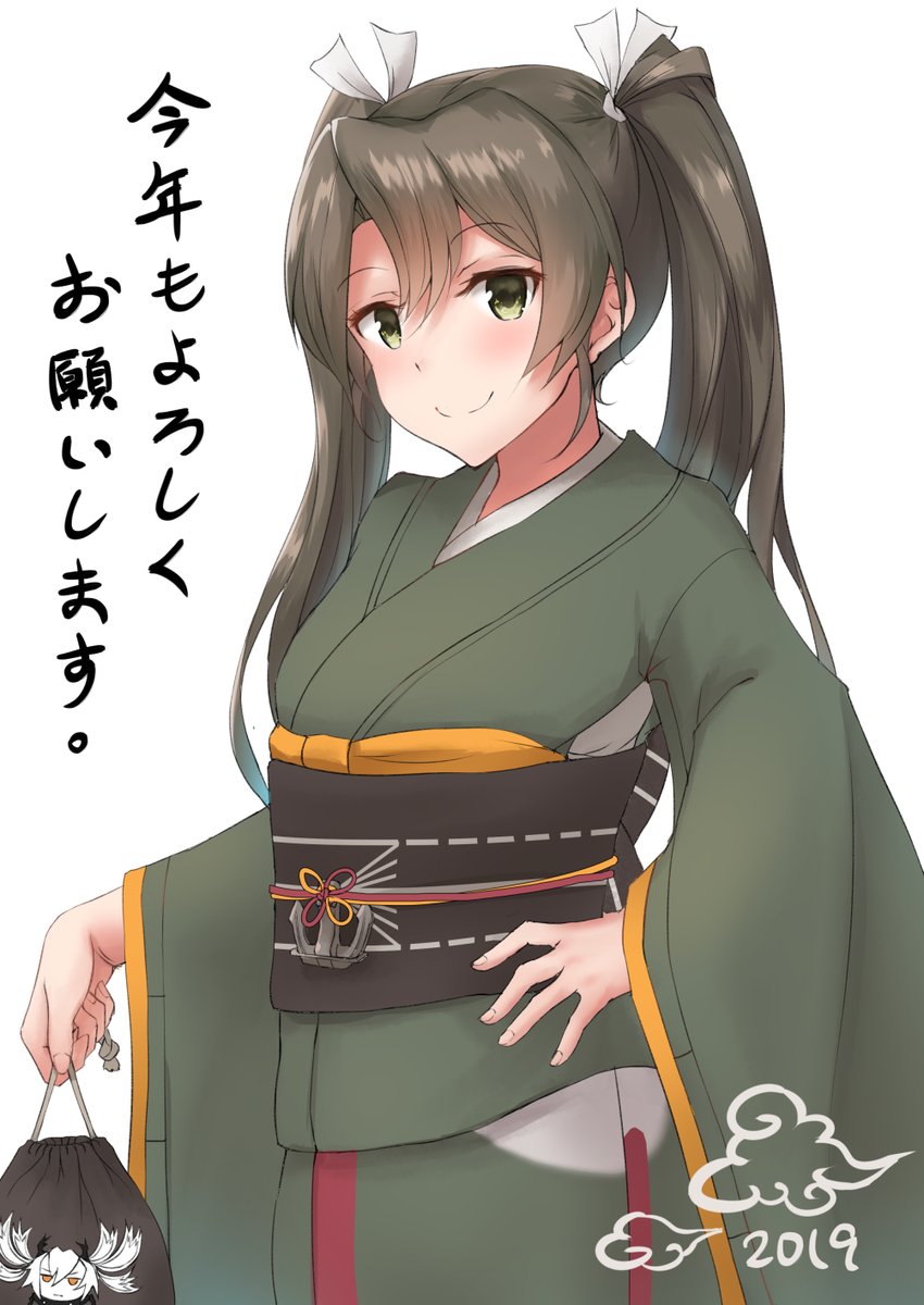 1girl 2019 abyssal_crane_hime bag cowboy_shot disconnected_mouth green_eyes green_kimono grey_hair hair_ribbon hand_on_hip highres japanese_clothes k_jie kantai_collection kimono long_hair looking_at_viewer new_year obi ribbon sash satchel shinkaisei-kan simple_background smile solo twintails white_background white_ribbon zuikaku_(kantai_collection)