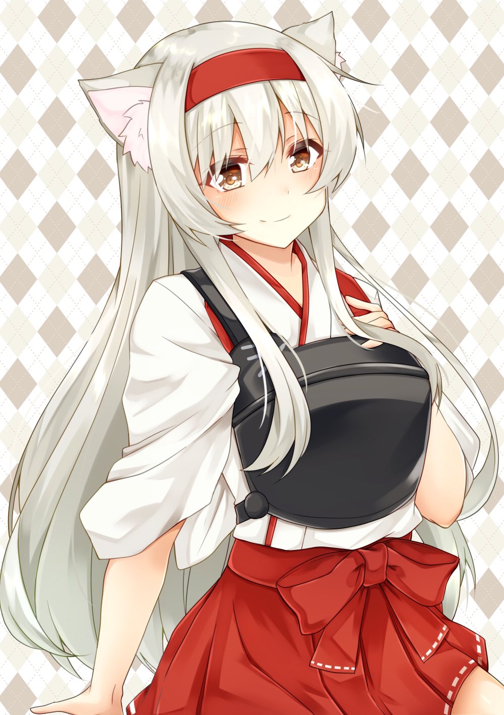 1girl animal_ear_fluff animal_ears argyle argyle_background brown_eyes cat_ears commentary_request eyebrows_visible_through_hair hairband hakama_skirt headband highres izumo_ayuka japanese_clothes kantai_collection long_hair muneate shoukaku_(kantai_collection) sidelocks silver_hair smile solo white_hair