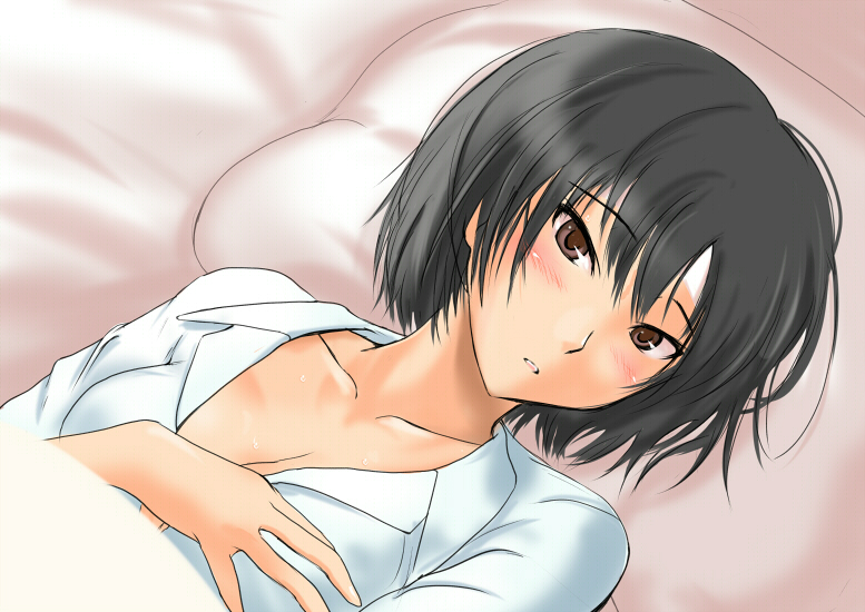 1girl amagami bed_sheet black_hair blush bob_cut breasts brown_eyes cleavage collarbone commentary_request hand_on_own_chest looking_at_viewer lying medium_breasts messy_hair murasaki_iro nanasaki_ai on_back pajamas parted_lips pillow raised_eyebrows short_hair solo under_covers upper_body