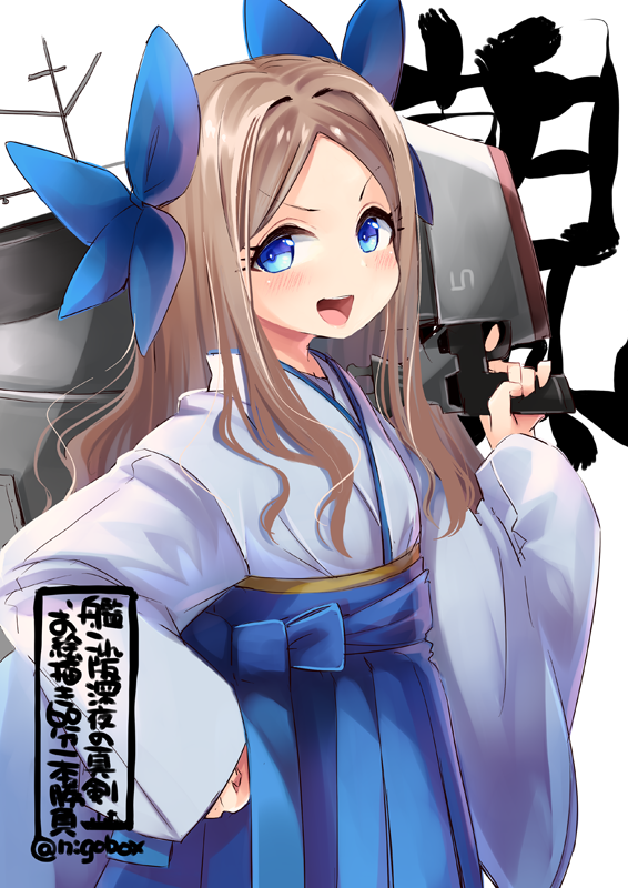 1girl asakaze_(kantai_collection) bangs blue_bow blue_eyes blue_hakama bow character_name commentary_request cowboy_shot forehead furisode gun hair_bow hakama hand_on_hip japanese_clothes kantai_collection kimono light_brown_hair long_hair looking_at_viewer meiji_schoolgirl_uniform nigo open_mouth parted_bangs round_teeth sidelocks simple_background smile solo teeth twitter_username upper_teeth wavy_hair weapon white_background white_kimono