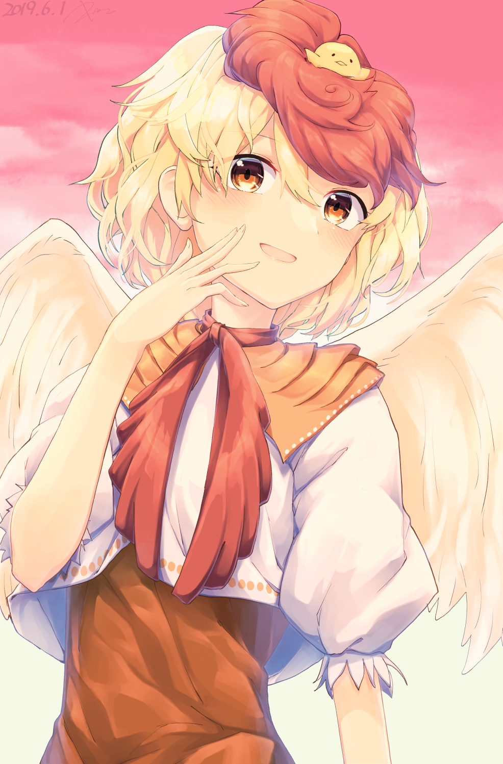 1girl :d animal animal_on_head bangs bird blonde_hair blush chick commentary_request dated feathered_wings gradient_sky hair_between_eyes hand_up highres kisamu_(ksmz) looking_at_viewer multicolored_hair neck_ribbon niwatari_kutaka on_head open_mouth orange_eyes pink_sky puffy_short_sleeves puffy_sleeves red_neckwear redhead ribbon shirt short_hair short_sleeves sky smile solo touhou two-tone_hair upper_body white_shirt wings yellow_wings