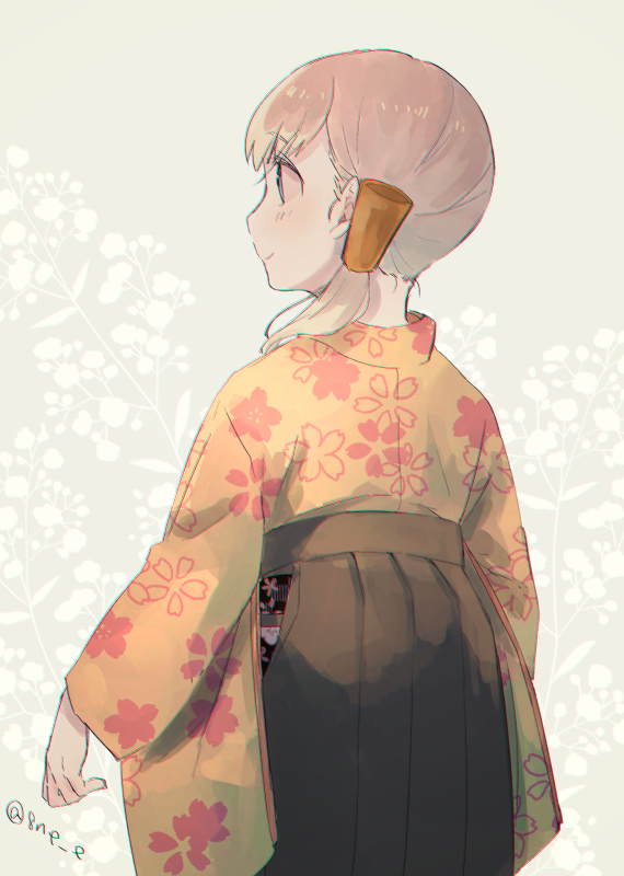 1girl 8ne_(nitika127) bangs blonde_hair blue_eyes blunt_bangs cowboy_shot floral_background floral_print from_behind green_hakama grey_background hair_ornament hakama japanese_clothes kantai_collection kimono long_hair shin'you_(kantai_collection) side_ponytail smile solo standing twitter_username yellow_kimono