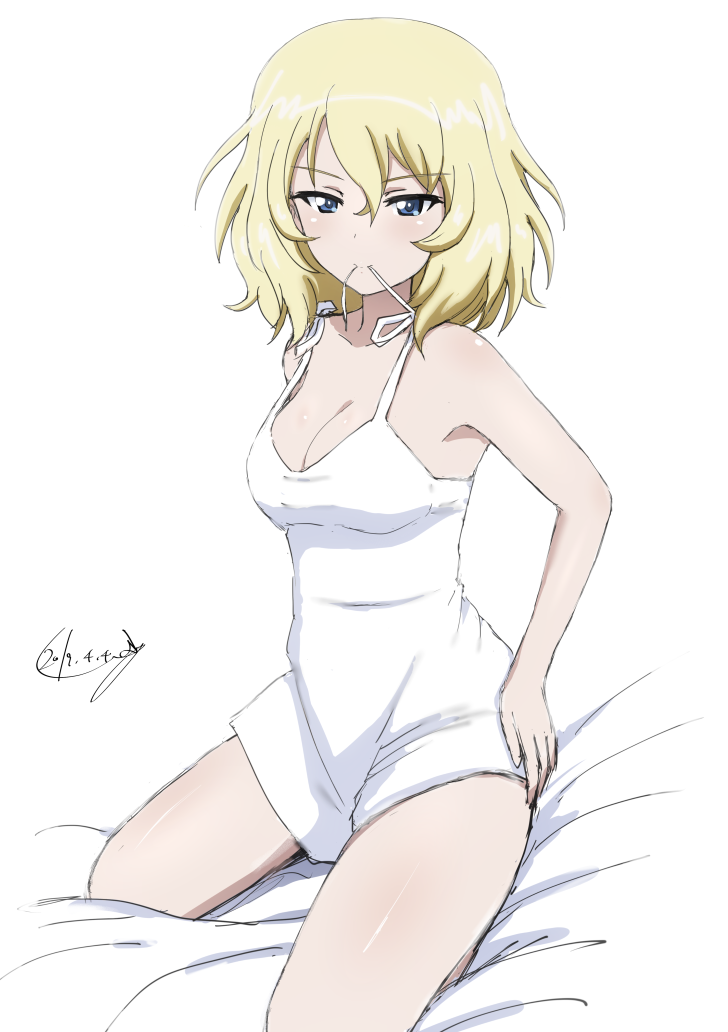 1girl artist_name bangs bed_sheet blonde_hair blue_eyes breasts bukkuri chemise cleavage closed_mouth commentary dated eyebrows_visible_through_hair girls_und_panzer half-closed_eyes hand_on_hip kneeling light_blush lingerie looking_at_viewer medium_breasts medium_hair messy_hair mouth_hold on_bed oshida_(girls_und_panzer) signature simple_background smile solo underwear white_background