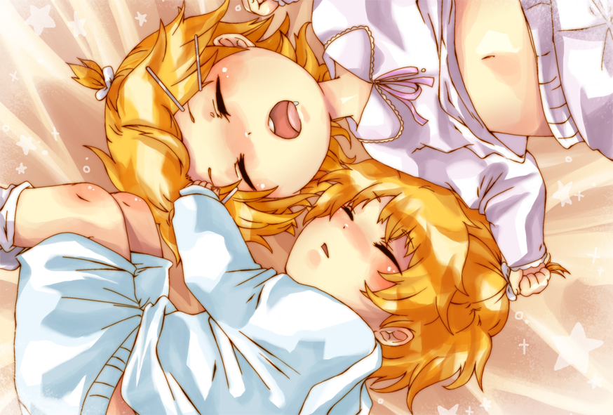 1boy 1girl bed_sheet blonde_hair blue_pajamas blush brother_and_sister child closed_eyes fetal_position hair_grab hair_ornament hairclip kagamine_len kagamine_rin lying messy midriff_peek mutsuo_(ragi-ichi) navel on_back on_side open_mouth pajamas parted_lips pink_pajamas saliva shirt_lift short_ponytail siblings sleeping star star_(sky) starry_background twins vocaloid younger