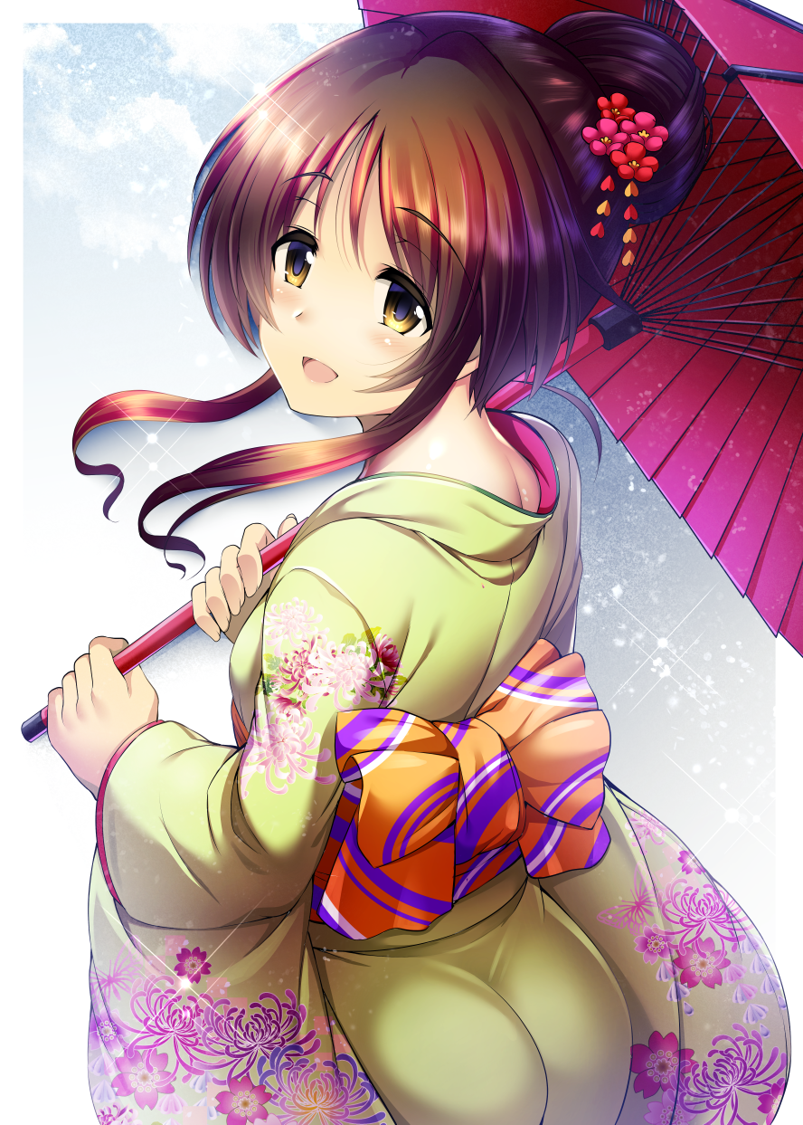 1girl :d ass brown_eyes brown_hair cowboy_shot eyebrows_visible_through_hair floral_print flower from_behind green_kimono hair_between_eyes hair_bun hair_flower hair_ornament highres holding holding_umbrella idolmaster idolmaster_cinderella_girls japanese_clothes kimono long_sleeves looking_at_viewer looking_back ment open_mouth oriental_umbrella print_kimono red_flower red_umbrella shiny shiny_hair short_hair_with_long_locks smile solo standing takamori_aiko tied_hair umbrella wide_sleeves