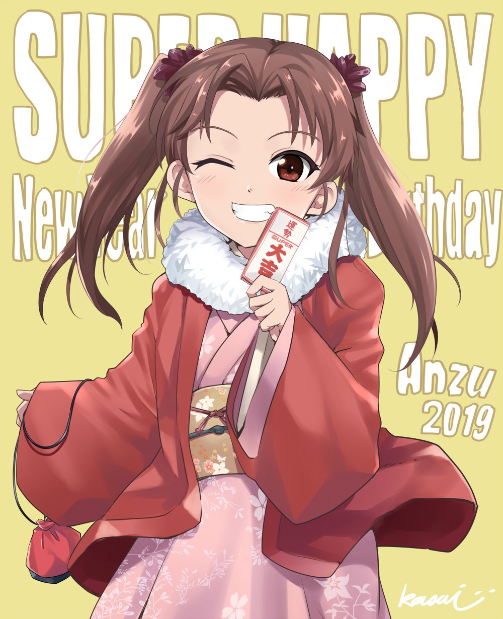 1girl artist_name bangs brown_eyes brown_hair commentary english_text floral_print fur_scarf girls_und_panzer grin hair_ornament happy_new_year highres holding jacket japanese_clothes kadotani_anzu kasai_shin kimono light_blush long_hair long_sleeves looking_at_viewer new_year obi omikuji one_eye_closed parted_bangs pink_kimono pouch print_kimono red_jacket sash signature simple_background smile solo standing translated twintails wide_sleeves yellow_background