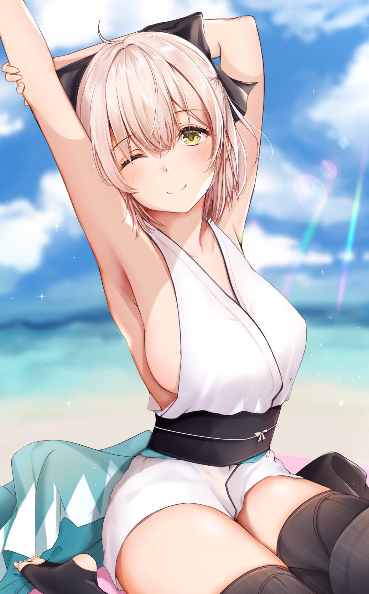 1girl ;) ahoge bangs beach black_bow black_legwear blonde_hair blue_sky blurry blurry_background blush bow breasts closed_mouth commentary_request day eyebrows_visible_through_hair fate/grand_order fate_(series) hair_between_eyes hair_bow highres koha-ace large_breasts looking_at_viewer obi okita_souji_(fate) okita_souji_(fate)_(all) one_eye_closed outdoors sash short_hair sidelocks sitting sky smile solo sunlight thigh-highs toeless_legwear uiri-na wariza yellow_eyes