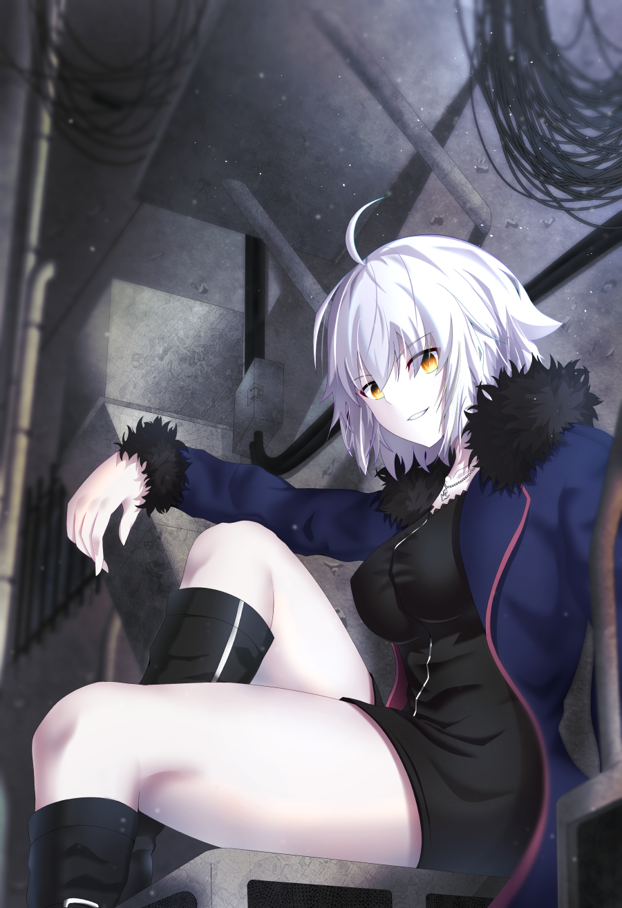 ahoge bangs black_dress blue_coat boots breasts commentary_request concrete dress ductwork eyebrows_visible_through_hair fate/grand_order fate_(series) fur_collar fur_trim grey_background grin highres jeanne_d'arc_(alter)_(fate) jeanne_d'arc_(fate)_(all) jewelry knee_boots large_breasts necklace pale_skin pipes short_hair silver_hair sitting smile tsurime wicked_dragon_witch_ver._shinjuku_1999 wiring yamada_(yamadadesuyo212) yellow_eyes