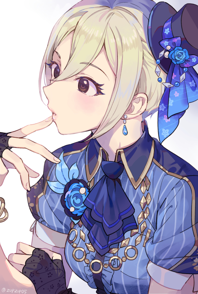 1girl black_eyes black_gloves blonde_hair blue_neckwear blue_shirt earrings finger_to_mouth fingerless_gloves gloves hair_between_eyes idolmaster idolmaster_cinderella_girls idolmaster_cinderella_girls_starlight_stage inzup jewelry parted_lips shiomi_shuuko shirt short_hair short_sleeves simple_background solo striped striped_shirt upper_body vertical-striped_shirt vertical_stripes white_background