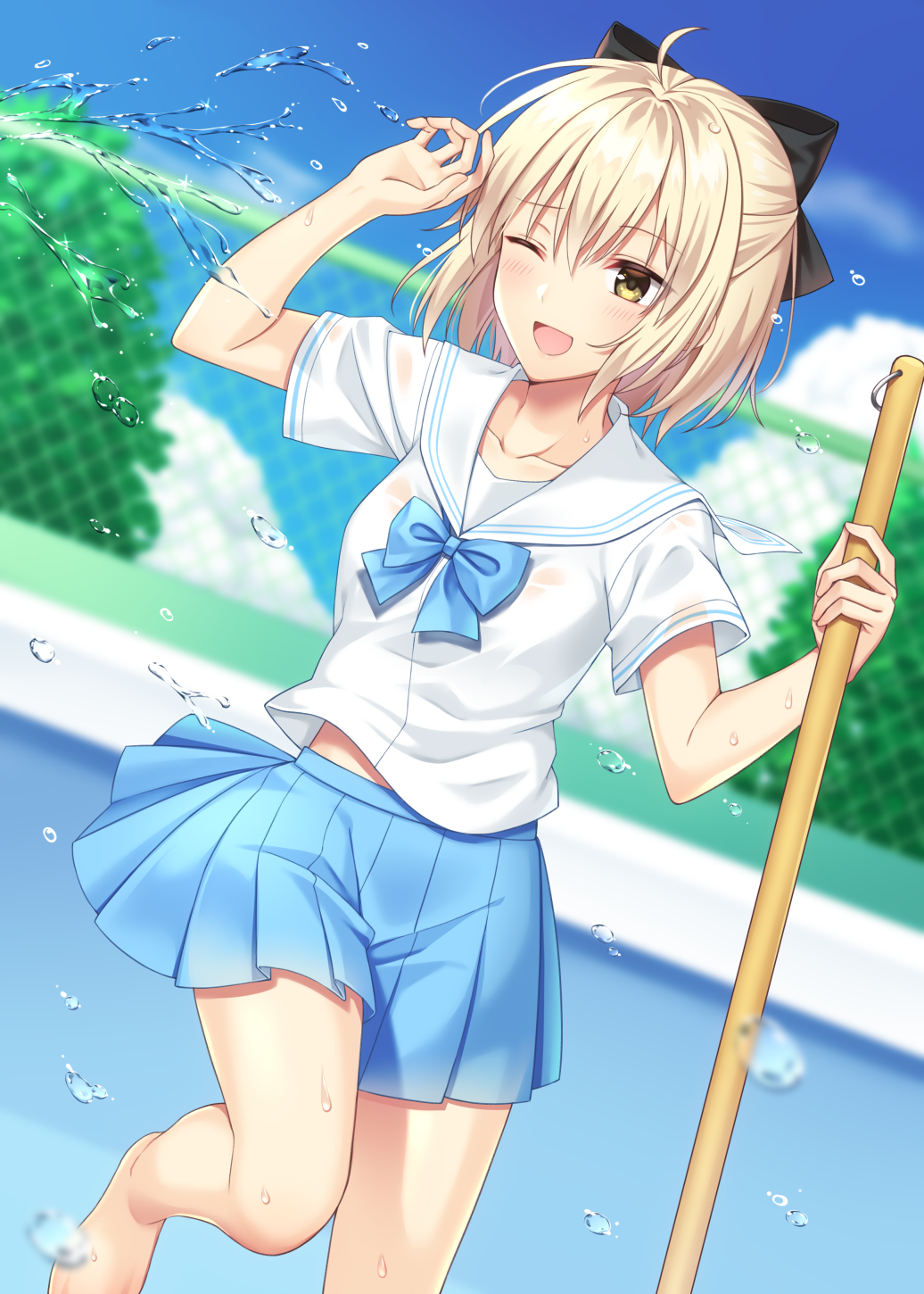 1girl ;d ahoge alternate_costume arm_up barefoot blonde_hair blue_neckwear blue_skirt blue_sky blurry blush bow bowtie breasts broom chain-link_fence clouds collarbone commentary_request contemporary day depth_of_field dutch_angle eyebrows_visible_through_hair fate/grand_order fate_(series) fence hair_between_eyes hair_bow highres holding holding_broom leg_lift looking_at_viewer okita_souji_(fate) okita_souji_(fate)_(all) one_eye_closed open_mouth outdoors pleated_skirt pool sailor_collar school_uniform serafuku shino_skk short_sleeves skirt sky small_breasts smile solo standing standing_on_one_leg water_drop wet wet_clothes white_sailor_collar yellow_eyes