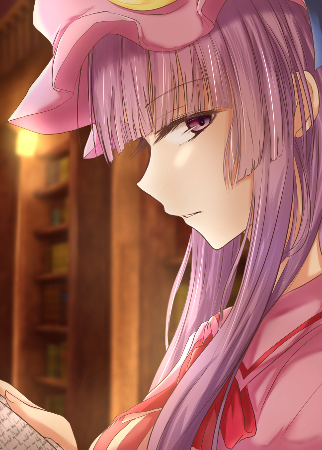 1girl bangs blunt_bangs blurry book bookshelf bow commentary_request depth_of_field eyebrows_visible_through_hair hat holding holding_book library long_hair looking_at_another looking_at_viewer mob_cap open_book parted_lips patchouli_knowledge pink_headwear profile purple_hair ram_hachimin reading red_bow red_neckwear sideways_glance solo touhou upper_body violet_eyes