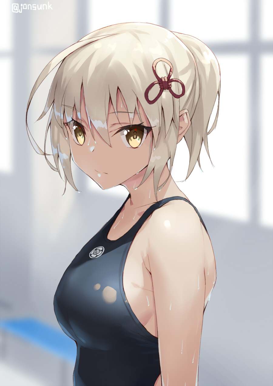 1girl blonde_hair breasts closed_mouth collarbone commentary_request eyebrows_visible_through_hair fate_(series) hair_ornament highres jonsun koha-ace medium_breasts okita_souji_(alter)_(fate) okita_souji_(fate)_(all) one-piece_swimsuit ponytail short_hair solo swimsuit tassel twitter_username upper_body wet wet_hair yellow_eyes