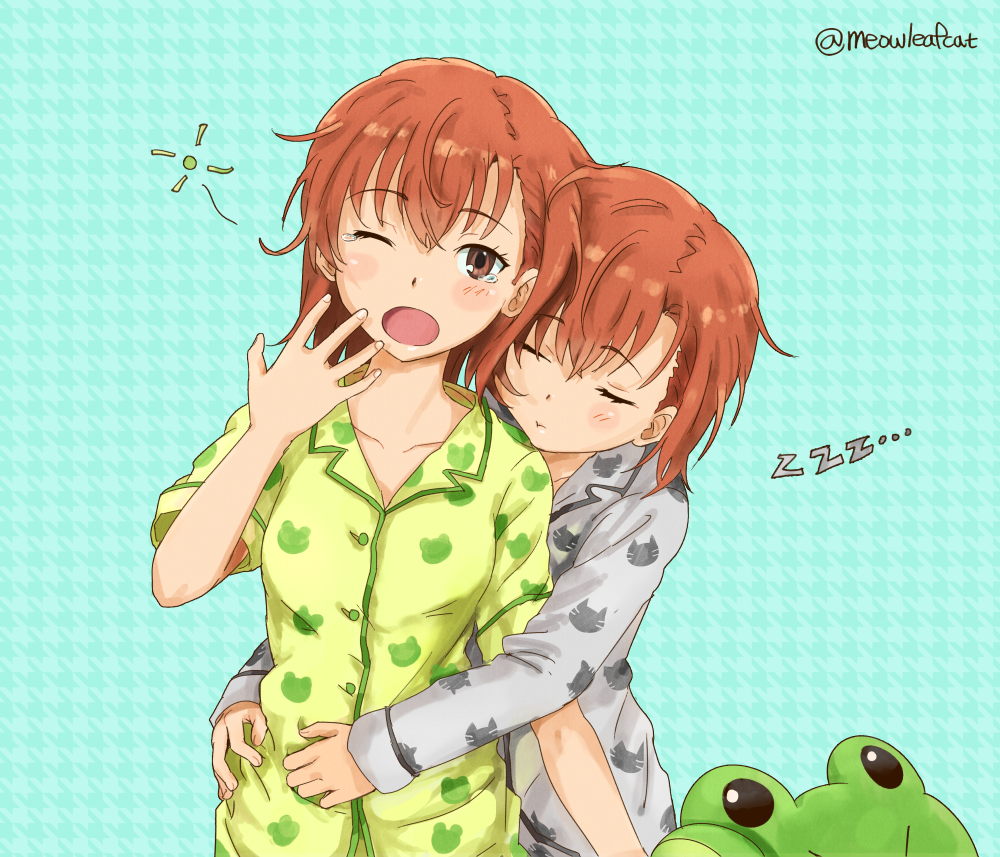 2girls animal_print blue_background brown_eyes brown_hair cat_print cowboy_shot frog_print gekota green_pajamas grey_pajamas ha_neko hug hug_from_behind looking_at_viewer misaka_imouto misaka_imouto_10032 misaka_mikoto multiple_girls one_eye_closed pajamas sleeping sleepy stuffed_animal stuffed_frog stuffed_toy to_aru_kagaku_no_railgun to_aru_majutsu_no_index zzz