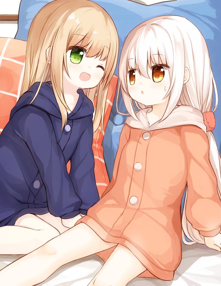 2girls :o ;d bangs bed_sheet blue_jacket blush brown_eyes brown_jacket commentary_request eye_contact eyebrows_visible_through_hair green_eyes hair_between_eyes hood hood_down hooded_jacket jacket light_brown_hair long_hair long_sleeves looking_at_another multiple_girls one_eye_closed open_mouth original parted_lips pillow puffy_long_sleeves puffy_sleeves sitting sleeves_past_wrists smile sweat very_long_hair wariza white_hair yuuhagi_(amaretto-no-natsu)