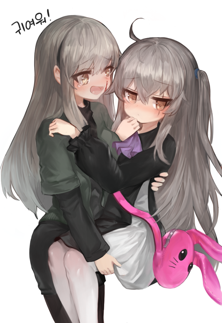 2girls :d ahoge ascot bag bangs black_dress black_legwear blood blush brown_eyes bunny_bag carrying closed_mouth commentary_request dokomon dress eyebrows_visible_through_hair facial_scar girls_frontline green_jacket grey_hair hair_between_eyes hair_tie jacket korean korean_commentary korean_text long_hair long_sleeves multiple_girls one_side_up open_clothes open_jacket open_mouth pantyhose puffy_long_sleeves puffy_sleeves purple_neckwear scar scar_across_eye scar_on_cheek shoulder_bag simple_background smile tears translation_request ump40_(girls_frontline) ump45_(girls_frontline) very_long_hair white_background white_legwear