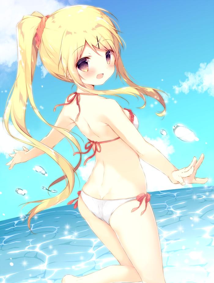 1girl :d ass bare_arms bare_shoulders bikini bikini_day blonde_hair blue_sky blush breasts brown_eyes butt_crack clouds commentary_request cute day hair_ornament hair_scrunchie hairclip horizon kin-iro_mosaic kujou_karen long_hair looking_at_viewer looking_back medium_breasts ocean open_mouth outdoors ponytail red_scrunchie scrunchie shiratama_(shiratamaco) sidelocks sky smile solo standing standing_on_one_leg swimsuit very_long_hair water white_bikini x_hair_ornament