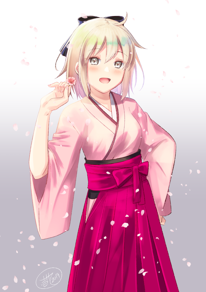 1girl :d ahoge bangs black_bow blonde_hair blush bow breasts eyebrows_visible_through_hair fate/grand_order fate_(series) flower gradient gradient_background grey_background grey_eyes hair_between_eyes hair_bow hakama hand_on_hip hand_up holding holding_flower ittokyu japanese_clothes kimono koha-ace long_sleeves okita_souji_(fate) okita_souji_(fate)_(all) open_mouth petals pink_flower pink_kimono purple_hakama signature small_breasts smile solo white_background wide_sleeves