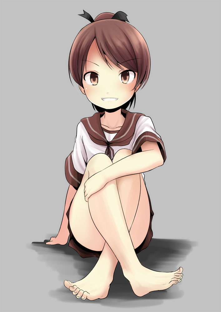 1girl barefoot black_ribbon brown_eyes brown_hair brown_ribbon brown_sailor_collar brown_skirt crossed_legs grey_background grin hair_ribbon high_ponytail kantai_collection kurona neck_ribbon pleated_skirt ponytail ribbon sailor_collar school_uniform serafuku shadow shikinami_(kantai_collection) shirt short_sleeves sitting skirt smile solo toenails white_shirt