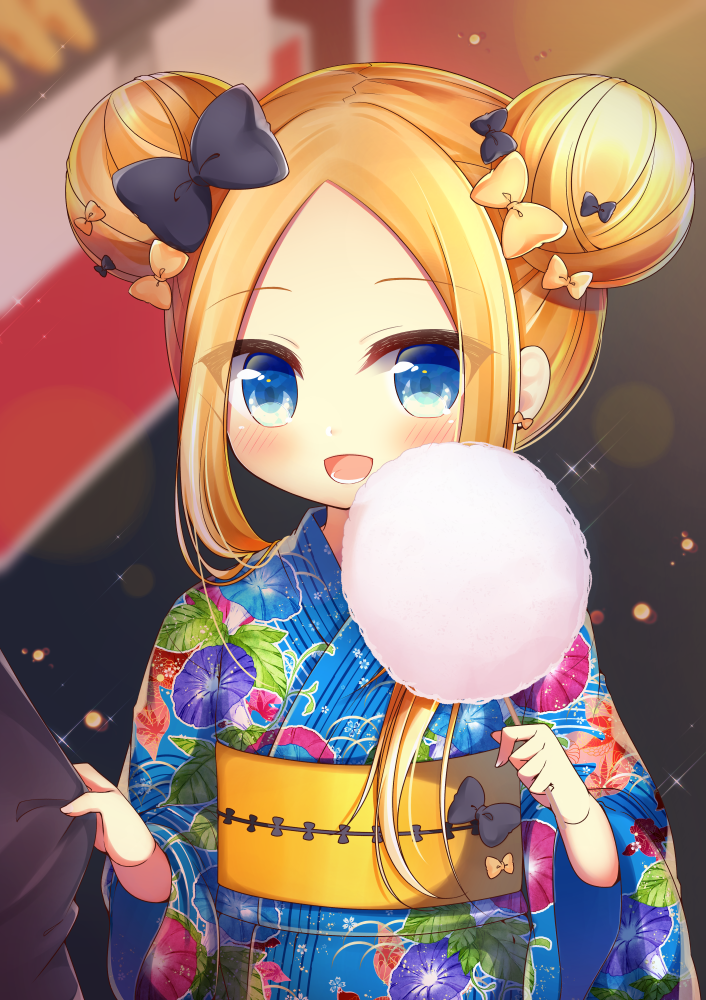 1girl :d abigail_williams_(fate/grand_order) alternate_costume bangs black_bow blonde_hair blue_eyes blue_kimono blurry blurry_background blush bow commentary_request cotton_candy depth_of_field double_bun eyebrows_visible_through_hair fate/grand_order fate_(series) floral_print food forehead hair_bow holding holding_food japanese_clothes kimono long_hair long_sleeves obi open_mouth orange_bow outdoors parted_bangs print_kimono sash sidelocks smile solo stall summer_festival upper_body wide_sleeves yukiyuki_441
