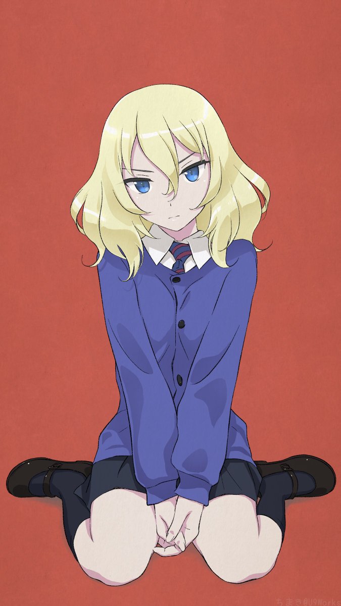 1girl akagi_(fmttps) alternate_footwear artist_name bangs bc_freedom_school_uniform black_footwear black_legwear black_skirt blonde_hair blue_eyes blue_neckwear blue_sweater cardigan commentary diagonal_stripes dress_shirt girls_und_panzer hands_together head_tilt highres kneehighs light_frown long_sleeves looking_back mary_janes medium_hair messy_hair miniskirt necktie oshida_(girls_und_panzer) pleated_skirt red_background red_neckwear school_uniform shirt shoes simple_background sitting skirt solo striped striped_neckwear sweater twitter_username v_arms wariza white_shirt wing_collar