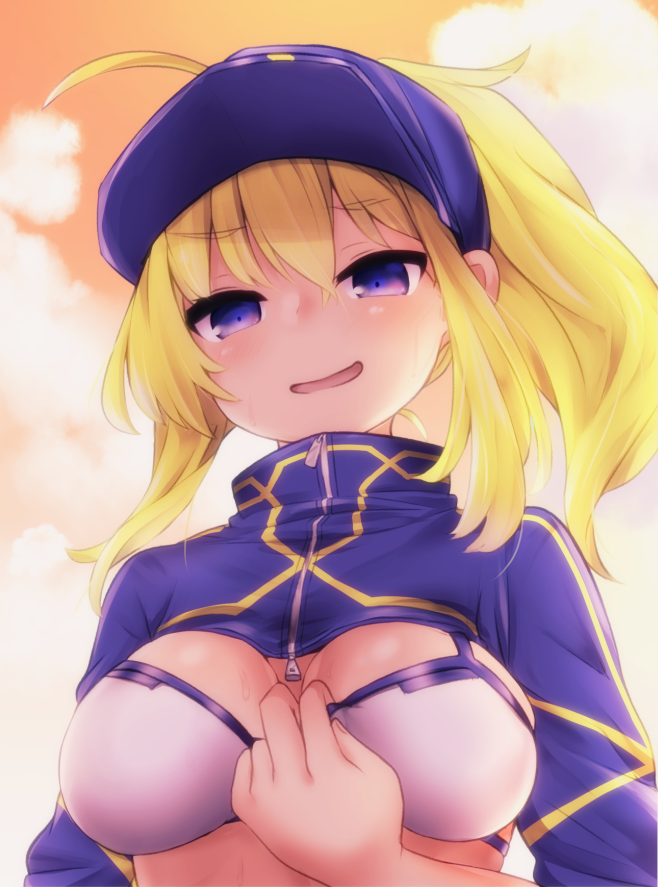 1girl ahoge artoria_pendragon_(all) baseball_cap bikini_top blonde_hair blue_eyes blue_headwear breasts clouds commentary_request eyebrows_visible_through_hair fate/grand_order fate_(series) hair_through_headwear hat long_sleeves looking_at_viewer medium_breasts mysterious_heroine_xx_(foreigner) open_mouth orange_sky ponytail short_hair shrug_(clothing) sky smile solo upper_body white_bikini_top yarareimu zipper