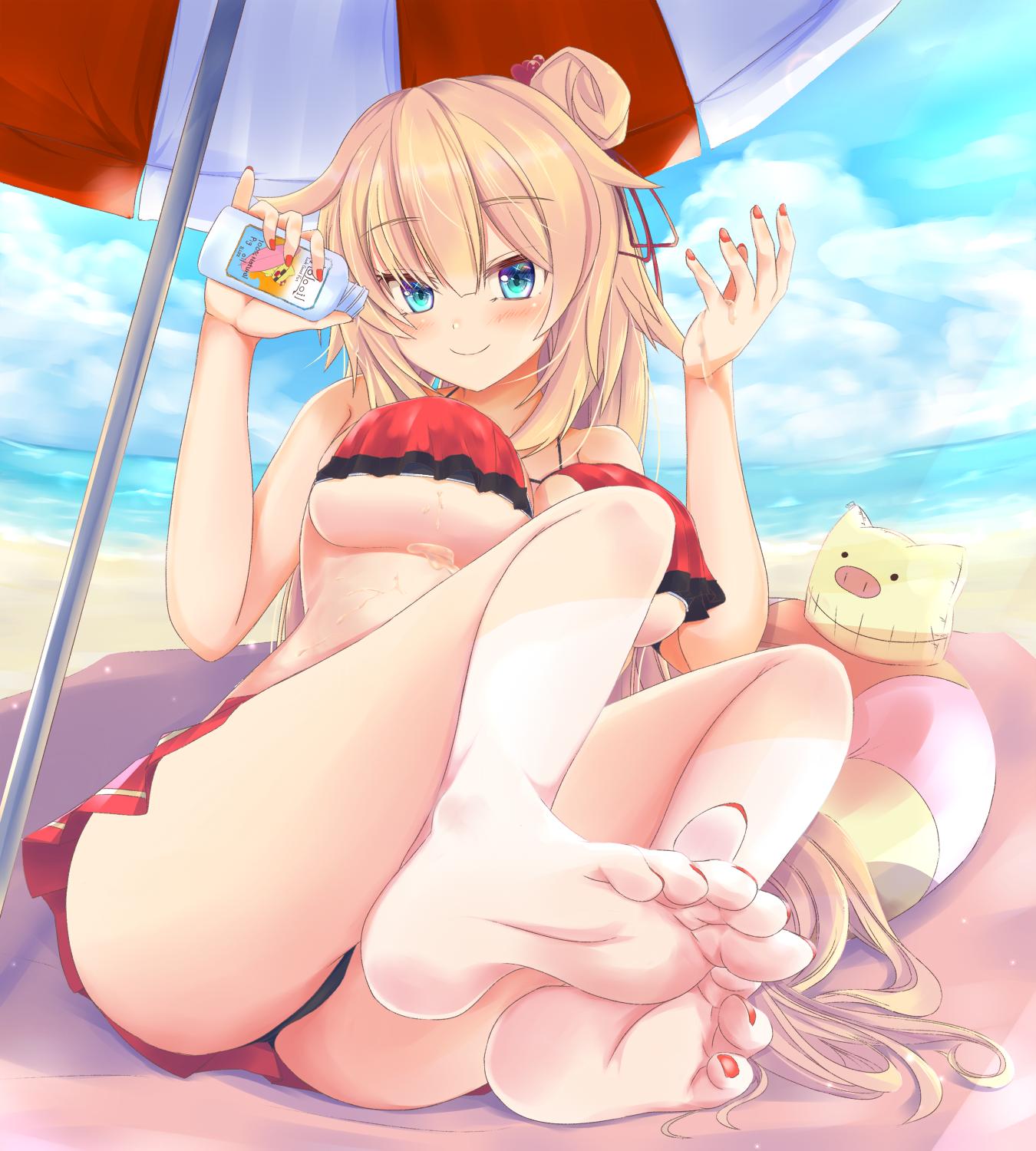 1girl akai_haato alternate_costume ass bangs beach beach_umbrella bikini blonde_hair blue_eyes blue_sky blush breasts closed_mouth clouds cloudy_sky eyebrows_visible_through_hair feet haaton_(haato_channel) hair_bun highres hololive konsune_(tengerium) large_breasts long_hair nail_polish ocean official_alternate_costume outdoors pig pov_feet red_bikini red_bikini_top red_nails sand sky smile swimsuit toenail_polish umbrella under_boob virtual_youtuber water