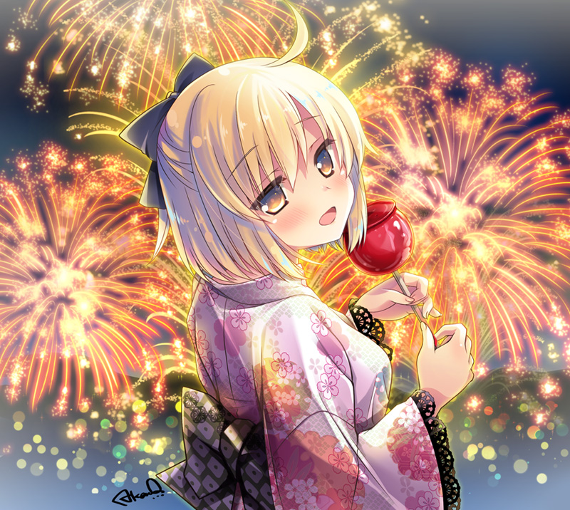 1girl ahoge alternate_costume bangs black_bow blonde_hair blush bow candy_apple commentary_request eyebrows_visible_through_hair fate/grand_order fate_(series) fireworks floral_print food from_behind hair_bow ikegami_akane japanese_clothes kimono koha-ace lace lace-trimmed_kimono looking_at_viewer looking_back night obi okita_souji_(fate) okita_souji_(fate)_(all) one_side_up open_mouth outdoors sash short_hair signature smile solo yukata