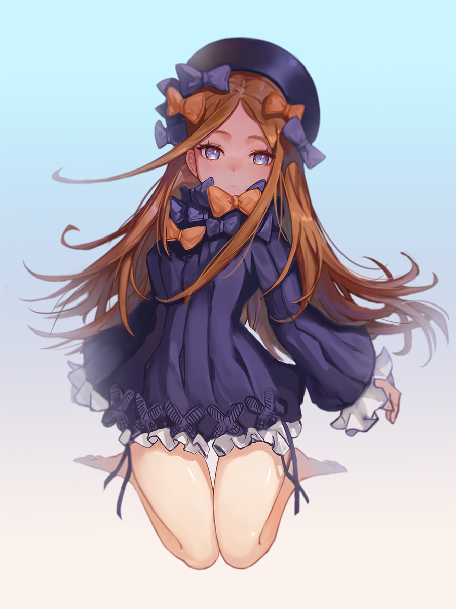 1girl abigail_williams_(fate/grand_order) bangs bare_legs barefoot black_bow black_headwear blonde_hair blue_background blue_eyes bow breasts commentary_request dress fate/grand_order fate_(series) hair_bow hat highres long_hair long_sleeves looking_at_viewer moth1 orange_bow parted_bangs simple_background sleeves_past_wrists small_breasts solo
