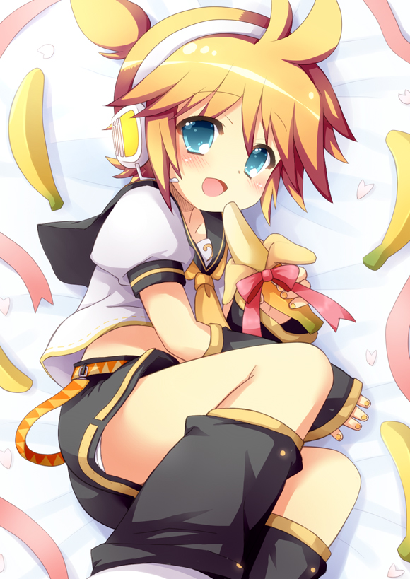 1boy banana bass_clef blonde_hair blue_eyes blush detached_sleeves food fruit funny_cat hair_between_eyes headset kagamine_len leg_warmers looking_at_viewer lying male_focus necktie on_bed on_side sailor_collar shorts smile solo vocaloid