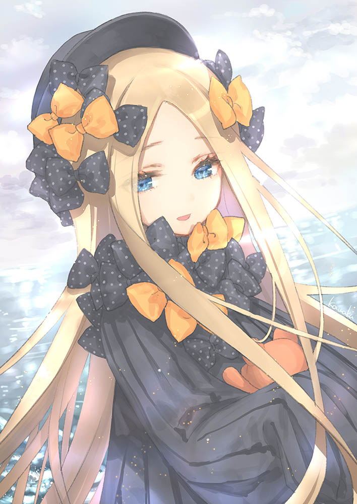 1girl :d abigail_williams_(fate/grand_order) bangs black_bow black_dress black_headwear blonde_hair blue_eyes blue_sky bow clouds cloudy_sky commentary_request day dress dutch_angle eyebrows_visible_through_hair fate/grand_order fate_(series) forehead hair_bow hat horizon kawaku long_hair long_sleeves looking_away looking_down object_hug ocean open_mouth orange_bow outdoors parted_bangs polka_dot polka_dot_bow sky sleeves_past_fingers sleeves_past_wrists smile solo stuffed_animal stuffed_toy teddy_bear upper_body very_long_hair water