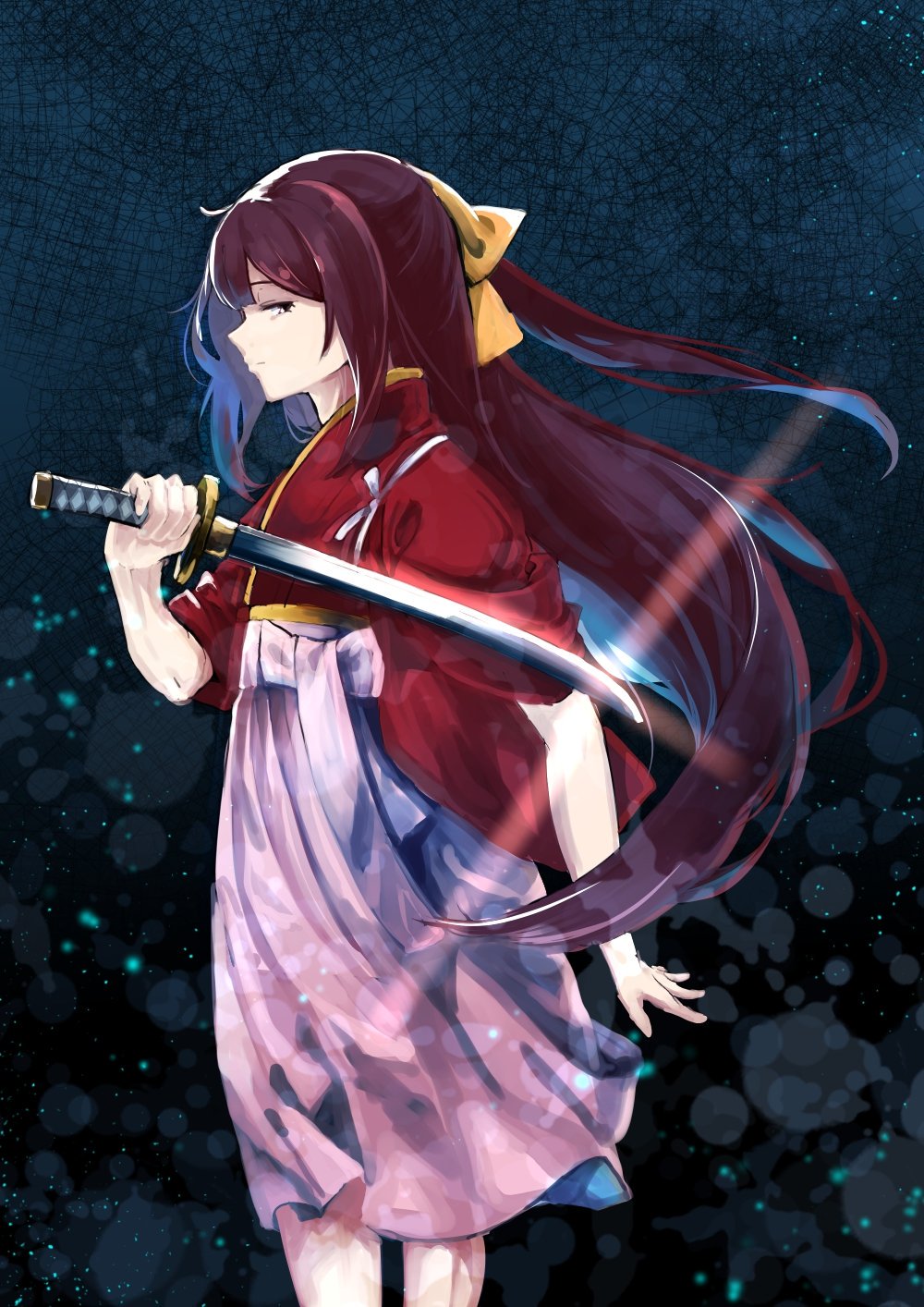 1girl bangs blush bow closed_mouth dark_background from_side hair_bow hakama highres holding holding_sword holding_weapon japanese_clothes kamikaze_(kantai_collection) kantai_collection kimono long_hair meiji_schoolgirl_uniform pink_hakama purple_hair red_kimono solo standing sword tasuki vi3r6ein weapon yellow_bow