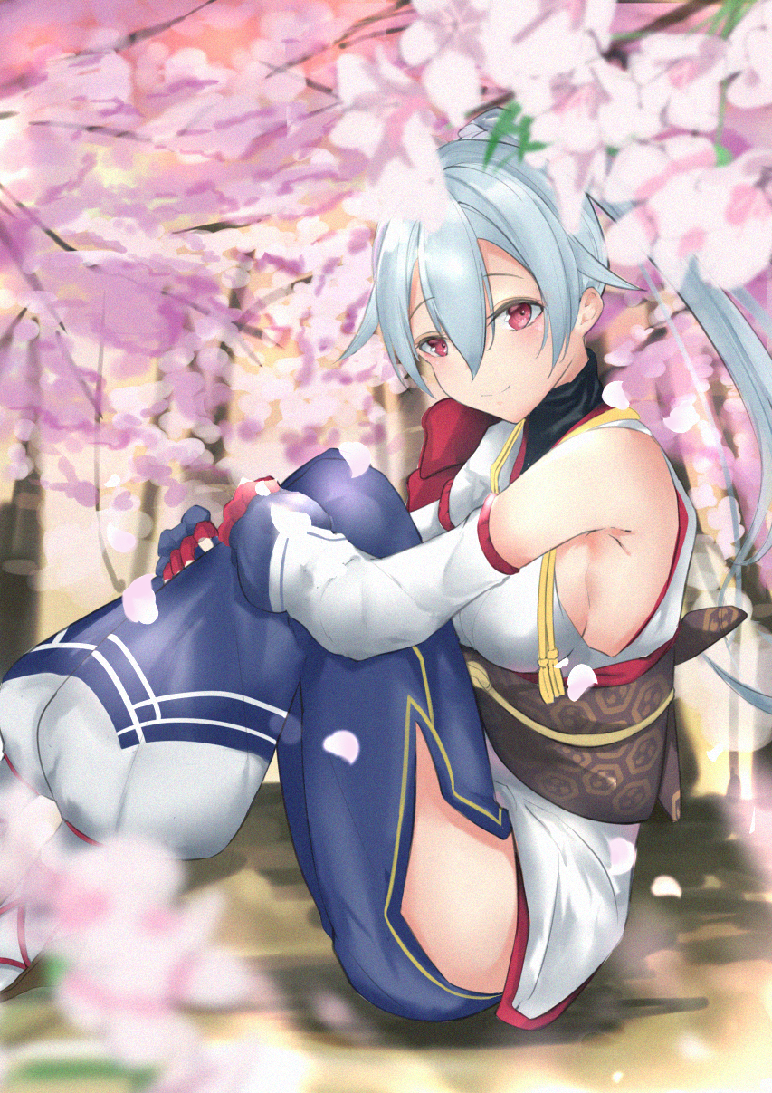 1girl black_undershirt blue_hakama blush breasts cherry_blossoms commentary_request detached_sleeves fate/grand_order fate_(series) flower hair_between_eyes hakama highres hip_vent japanese_clothes kimono large_breasts long_hair looking_at_viewer looking_to_the_side obi petals pink_flower ponytail red_eyes sash short_kimono sideboob silver_hair smile solo takoyaki_(ecw99867) tomoe_gozen_(fate/grand_order) turtleneck white_kimono