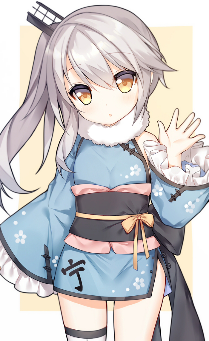 1girl :o beige_background blue_kimono blush bow brown_bow brown_eyes frilled_sleeves frills fur_collar grey_hair hair_ornament hand_up head_tilt japanese_clothes kimono long_hair long_sleeves multicolored_hair ning_hai_(warship_girls_r) obi parted_lips sash short_kimono side_ponytail single_thighhigh sleeves_past_fingers sleeves_past_wrists solo tengxiang_lingnai thigh-highs two-tone_hair warship_girls_r white_background white_legwear wide_sleeves