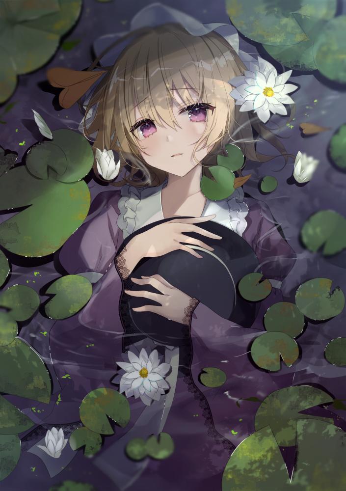 1girl bangs black_headwear blonde_hair blush commentary_request dress eyebrows_visible_through_hair fedora flower frilled_shirt_collar frills hair_between_eyes hat holding holding_hat juliet_sleeves lace-trimmed_sleeves lace_trim lily_pad long_sleeves looking_at_viewer lying maribel_hearn mob_cap natsuki_(ukiwakudasai) on_back parted_lips partially_submerged puffy_sleeves purple_dress short_hair solo touhou upper_body violet_eyes water white_flower white_headwear wide_sleeves