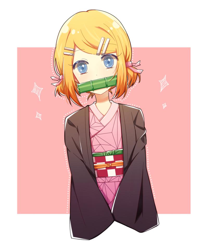 1girl bamboo bangs biting black_jacket blonde_hair blue_eyes checkered_obi commentary cosplay crossover hair_ornament hair_tie hairclip haori jacket japanese_clothes kagamine_rin kamado_nezuko kamado_nezuko_(cosplay) kimetsu_no_yaiba kimono looking_at_viewer mouth_hold obi pink_background pink_kimono sash short_hair solo sparkle swept_bangs upper_body vocaloid zimoow