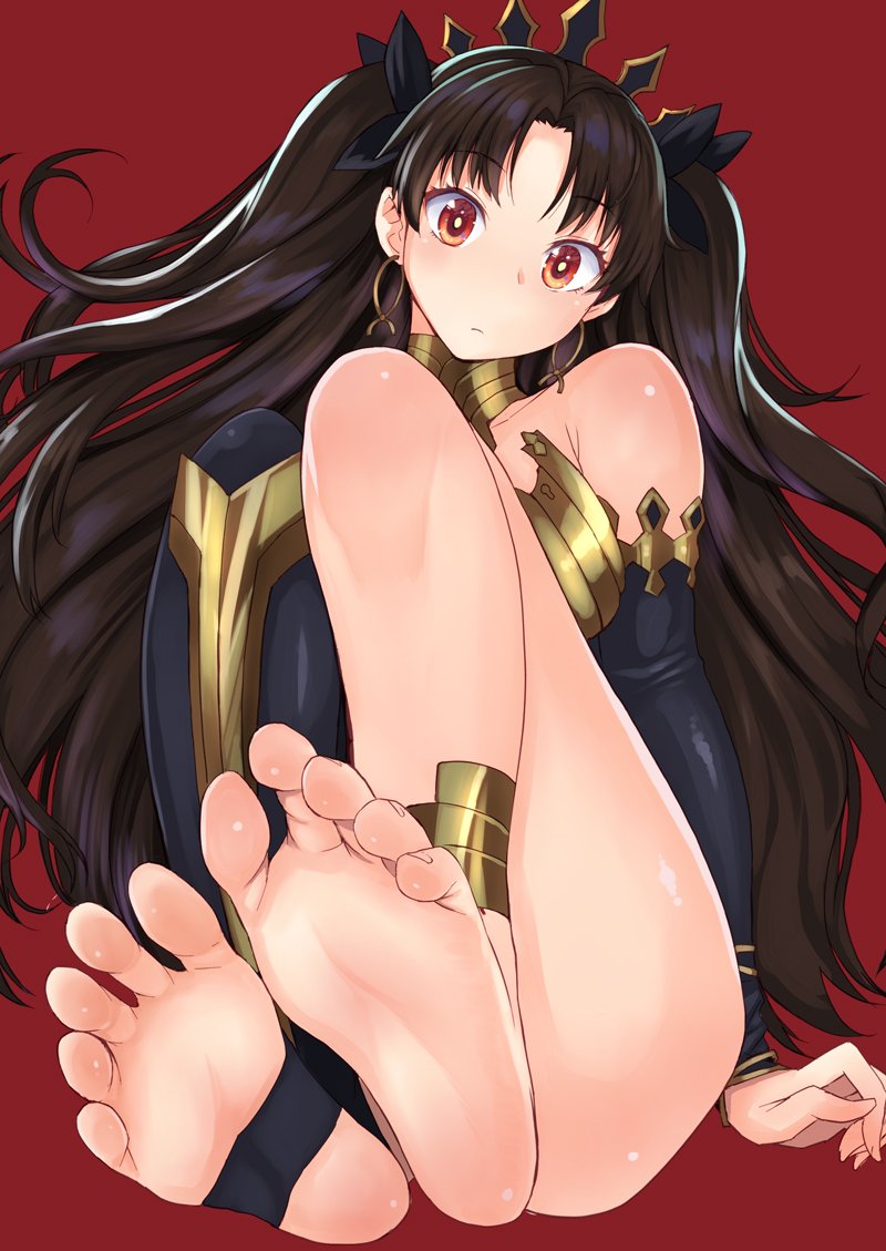 1girl anklet asymmetrical_legwear bangs barefoot black_bow bow breasts brown_hair closed_mouth collarbone commentary_request crown detached_collar detached_sleeves earrings fate/grand_order fate_(series) feet greek_toe hair_bow hair_spread_out head_tilt hoop_earrings ishtar_(fate/grand_order) jewelry kokuryuugan legs long_hair looking_at_viewer medium_breasts parted_bangs pov_feet red_background red_eyes shiny shiny_hair shiny_skin sidelocks simple_background single_thighhigh solo stirrup_legwear thigh-highs thighs tiara toeless_legwear toes
