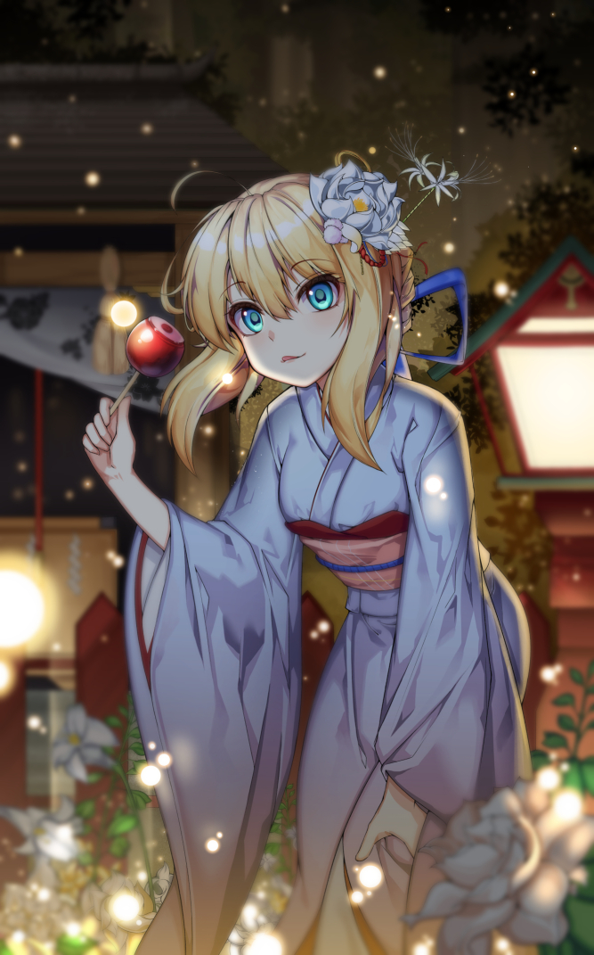 1girl ahoge artoria_pendragon_(all) bangs blonde_hair blue_ribbon candy_apple commentary eyebrows_visible_through_hair fate/grand_order fate_(series) flower food green_eyes hair_between_eyes hair_ribbon holding japanese_clothes kimono looking_at_viewer oguri_(pixiv25574366) outdoors ribbon saber smile solo tongue tongue_out white_flower wide_sleeves