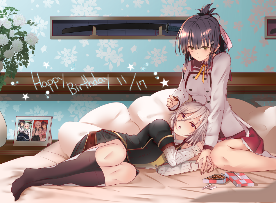 2girls 80mph ahoge argyle argyle_legwear bed black_hair blush commentary couple eyebrows_visible_through_hair feeding floral_background flower folded_ponytail gift green_eyes hair_ornament hair_ribbon hairclip happy_birthday holding_hands incoming_food itomi_sayaka katana kneehighs lap_pillow lying minoseki_gakuin_uniform multiple_girls nightstand on_side open_mouth photo_(object) picture_frame pillow pleated_skirt ribbon school_uniform sheath sheathed skirt socks star sword thigh-highs toji_no_miko vase violet_eyes weapon white_hair yanase_mai yuri