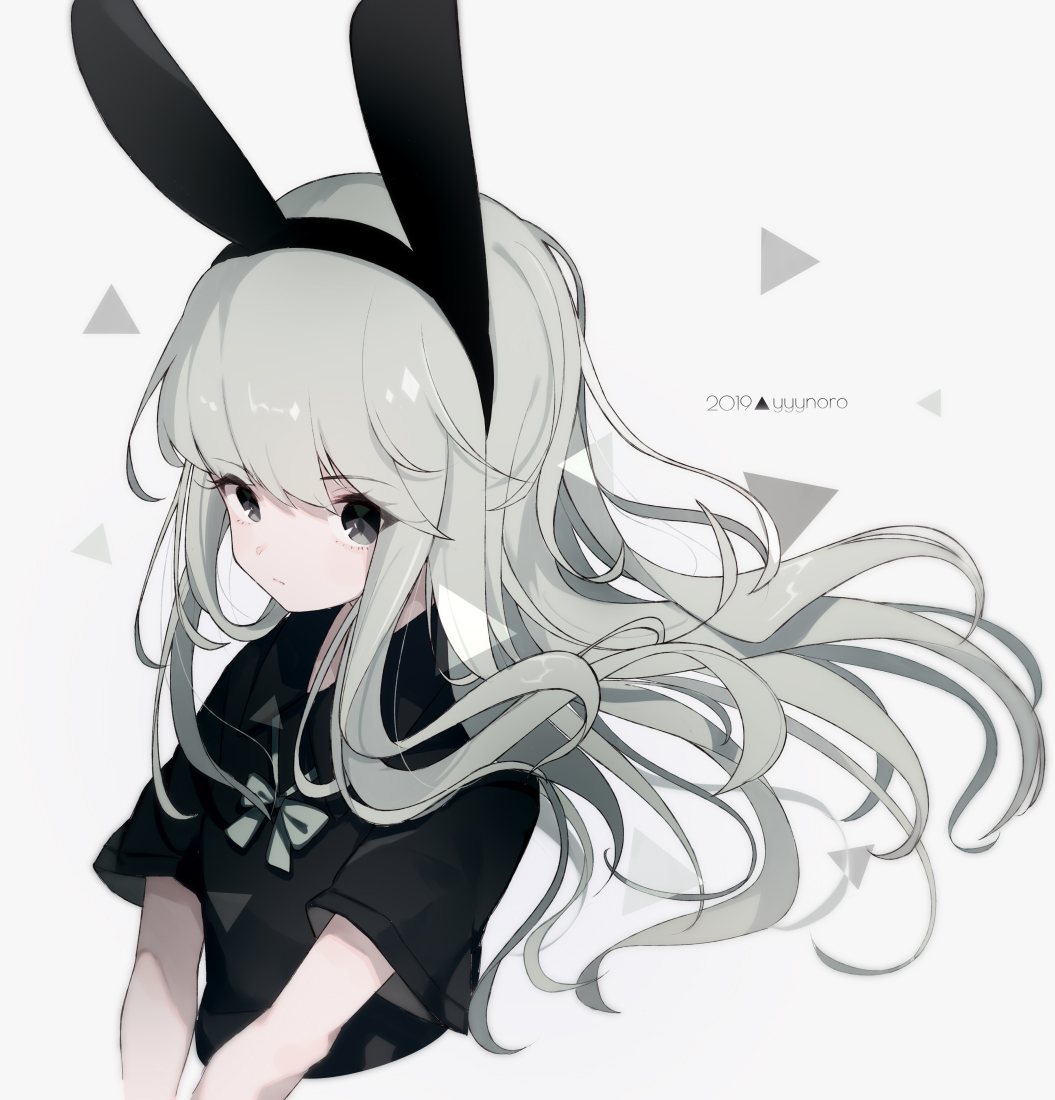 1girl 2019 animal_ears bangs black_hairband black_shirt bow captain_yue closed_mouth collared_shirt cropped_torso eyebrows_visible_through_hair fake_animal_ears green_bow grey_background grey_eyes grey_hair hairband long_hair looking_at_viewer original rabbit_ears shirt short_sleeves solo twitter_username upper_body wide_sleeves