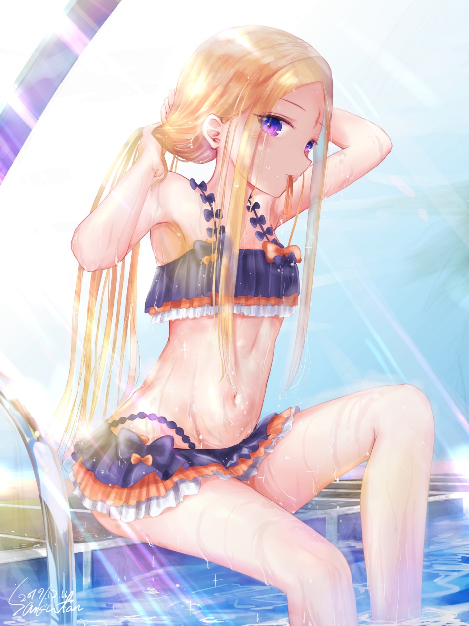 1girl abigail_williams_(fate/grand_order) bangs bare_arms bare_shoulders bikini black_bikini blonde_hair blush closed_mouth commentary_request dated emerald_float fate/grand_order fate_(series) highres knee_up long_hair looking_at_viewer mouth_hold navel orange_ribbon parted_bangs pool poolside ribbon ribbon_in_mouth sanka_tan signature sitting solo swimsuit tying_hair very_long_hair violet_eyes water wet