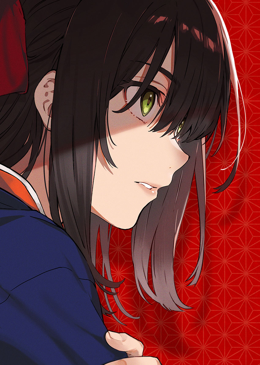1girl arisaka_ako black_hair commentary_request from_side green_eyes hair_between_eyes hair_ribbon long_hair looking_away original parted_lips patterned_background pink_lips profile red_background red_ribbon ribbon solo upper_body