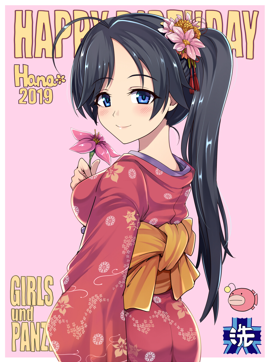 1girl ahoge anglerfish ass black_hair blue_eyes blush breasts closed_mouth copyright_name eyebrows_visible_through_hair flower girls_und_panzer hair_flower hair_ornament happy_birthday highres isuzu_hana japanese_clothes kasai_shin kimono large_breasts long_hair looking_at_viewer looking_back pink_background ponytail shiny shiny_hair simple_background smile solo yukata