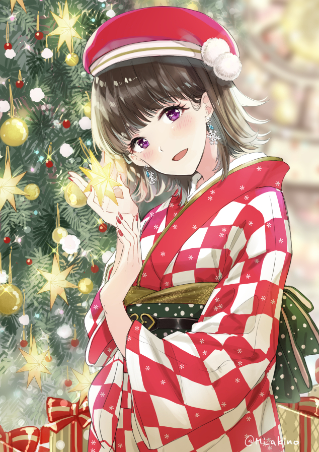 1girl :d bangs beret black_hair blurry blurry_background blush box checkered christmas christmas_ornaments christmas_tree commentary_request depth_of_field earrings eyebrows_visible_through_hair gift gift_box hands_up hat japanese_clothes jewelry kimono long_sleeves miyabi_akino open_mouth original red_headwear smile snowflake_earrings solo twitter_username upper_body violet_eyes wide_sleeves