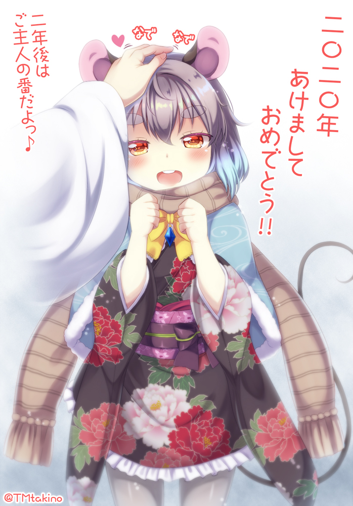 1girl 1other 2020 akeome alternate_costume animal_ears black_kimono blush bow brown_scarf buck_teeth clenched_hands commentary_request cowboy_shot disembodied_limb eyebrows_visible_through_hair floral_print fur-trimmed_shawl gradient gradient_background grey_hair grey_legwear hair_between_eyes hand_on_another's_head happy_new_year japanese_clothes jewelry kimono looking_at_viewer mouse_ears mouse_tail nazrin nengajou new_year obi open_mouth pantyhose pendant petting red_eyes sash scarf shawl short_hair smile standing tail thick_eyebrows tomo_takino touhou translation_request twitter_username white_background yellow_neckwear