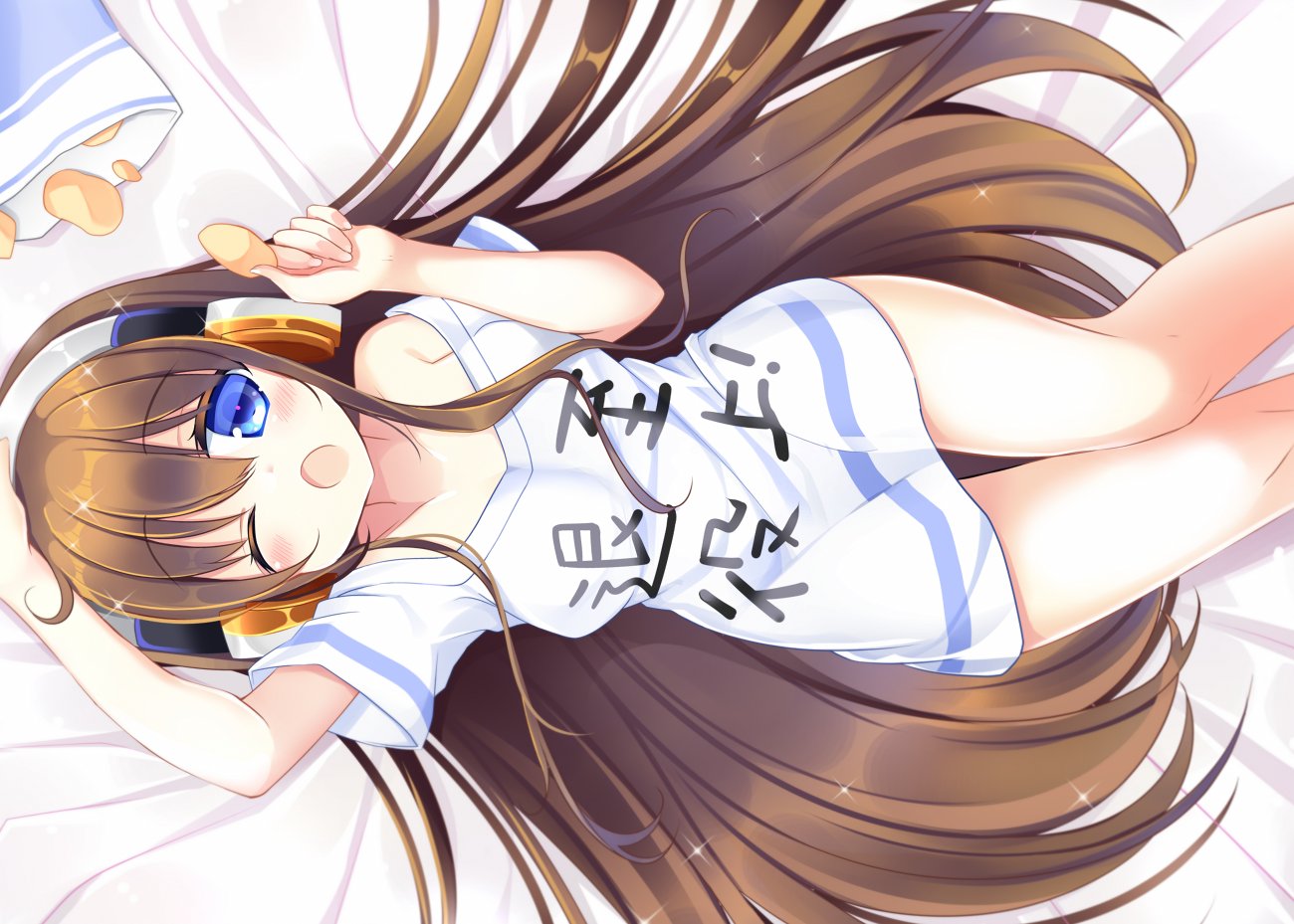 1girl ;o azur_lane bag_of_chips bangs bare_shoulders bed_sheet blue_eyes blush brown_hair chips clothes_writing eyebrows_visible_through_hair feet_out_of_frame food hair_between_eyes headphones holding holding_food long_hair long_island_(azur_lane) lying off_shoulder on_back one_eye_closed open_mouth potato_chips shikito shirt short_sleeves solo very_long_hair white_shirt