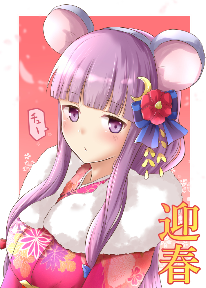 1girl alternate_costume animal_ears bangs blue_bow blunt_bangs blush border bow breasts commentary_request crescent crescent_hair_ornament eyebrows_visible_through_hair fake_animal_ears floral_print flower fur_trim grey_hairband hair_bow hair_flower hair_ornament hairband japanese_clothes kimono large_breasts long_hair looking_at_viewer mouse_ears outside_border patchouli_knowledge pink_kimono purple_hair ram_hachimin red_background red_bow red_flower simple_background solo speech_bubble touhou translation_request upper_body violet_eyes white_border