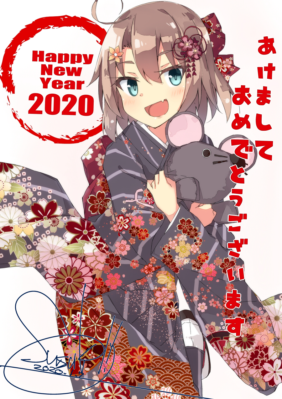 1girl 2020 :d ahoge bangs beritabo black_footwear black_kimono blue_eyes blush bow brown_bow brown_hair chinese_zodiac commentary_request dated eyebrows_visible_through_hair fang floral_print flower hair_between_eyes hair_bow hair_flower hair_ornament happy_new_year highres japanese_clothes kimono new_year object_hug open_mouth orange_flower original print_bow print_kimono signature smile socks solo standing standing_on_one_leg striped stuffed_animal stuffed_mouse stuffed_toy translation_request vertical-striped_kimono vertical_stripes white_background white_legwear year_of_the_rat zouri