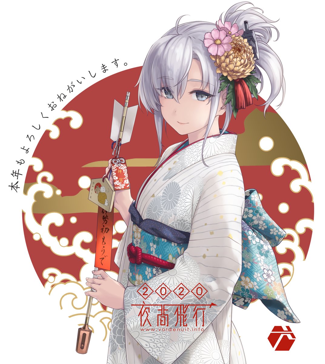 1girl 2020 alternate_costume alternate_hairstyle floral_print flower grey_eyes hair_flower hair_ornament highres japanese_clothes kantai_collection kimono long_hair new_year obi one_side_up print_kimono rokuwata_tomoe sash side_ponytail silver_hair smile suzutsuki_(kantai_collection) white_kimono wide_sleeves